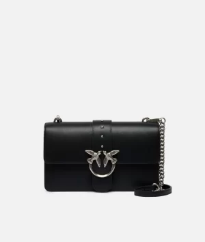 Borsa a tracolla classica Love Bag in morbida pelle mano seta dalla texture liscia.